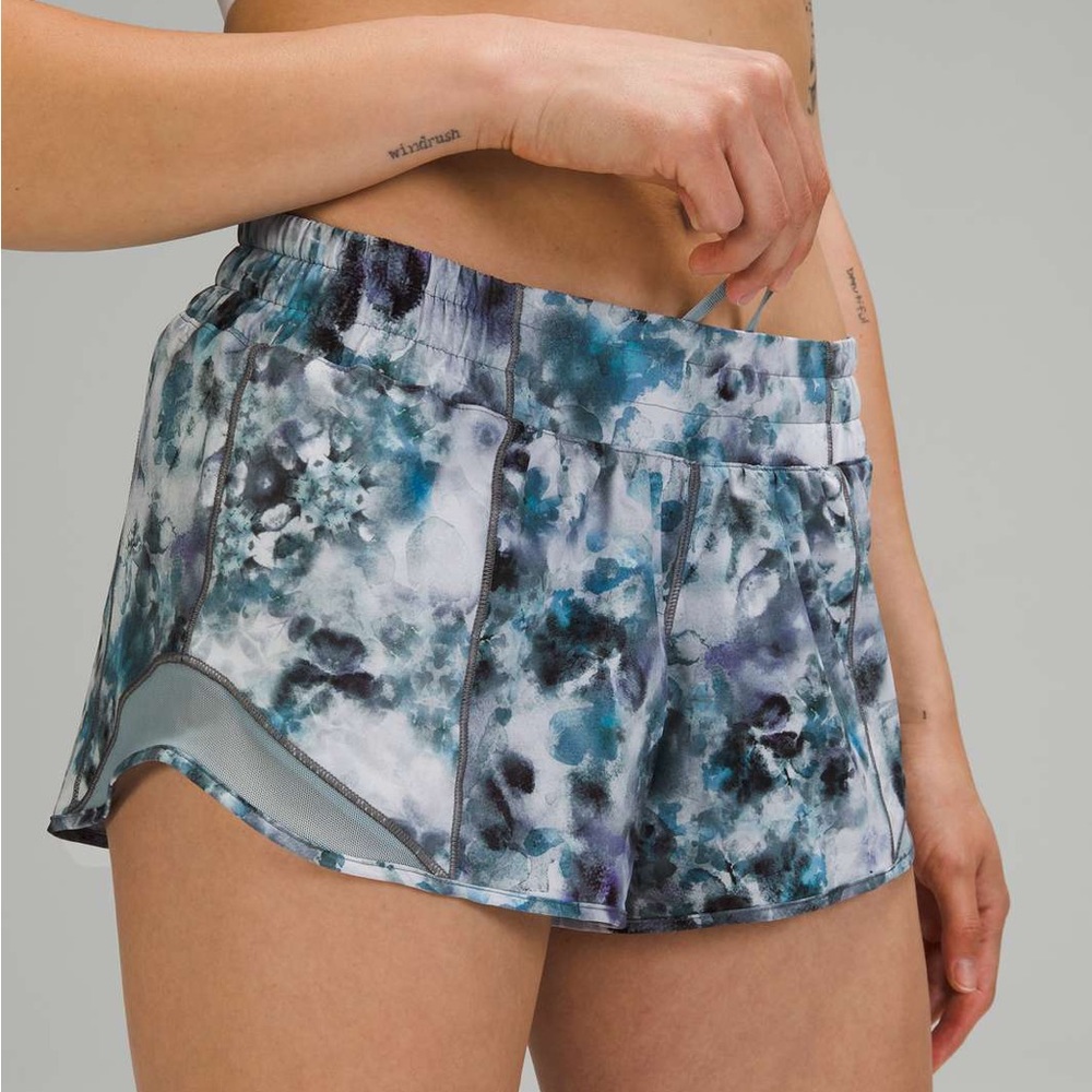 Lululemon Hotty Hot Short in Kaleidofloral Blue / 4 Tall